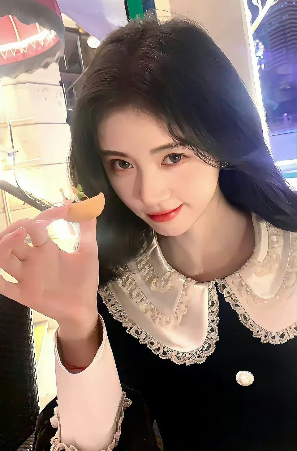 1.39亿收入VS伪造签名？鞠婧祎合约大战：撕开内娱收入的争议裂缝