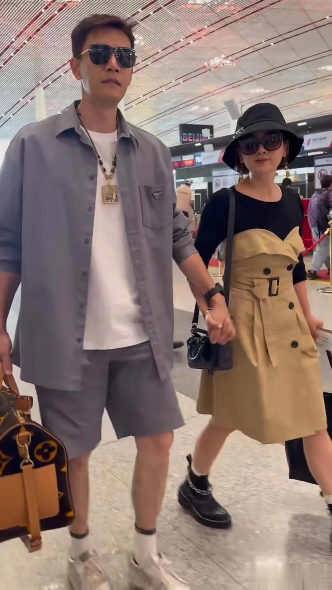 北京偶遇经超夫妇!小李琳水桶腰抢镜,与老公十指紧扣被嘲像母子