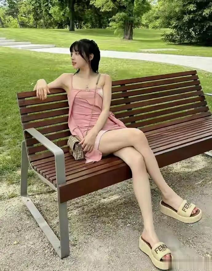 宋雨琦身材娇小，脚却意外抢镜，这反差萌也太可爱了