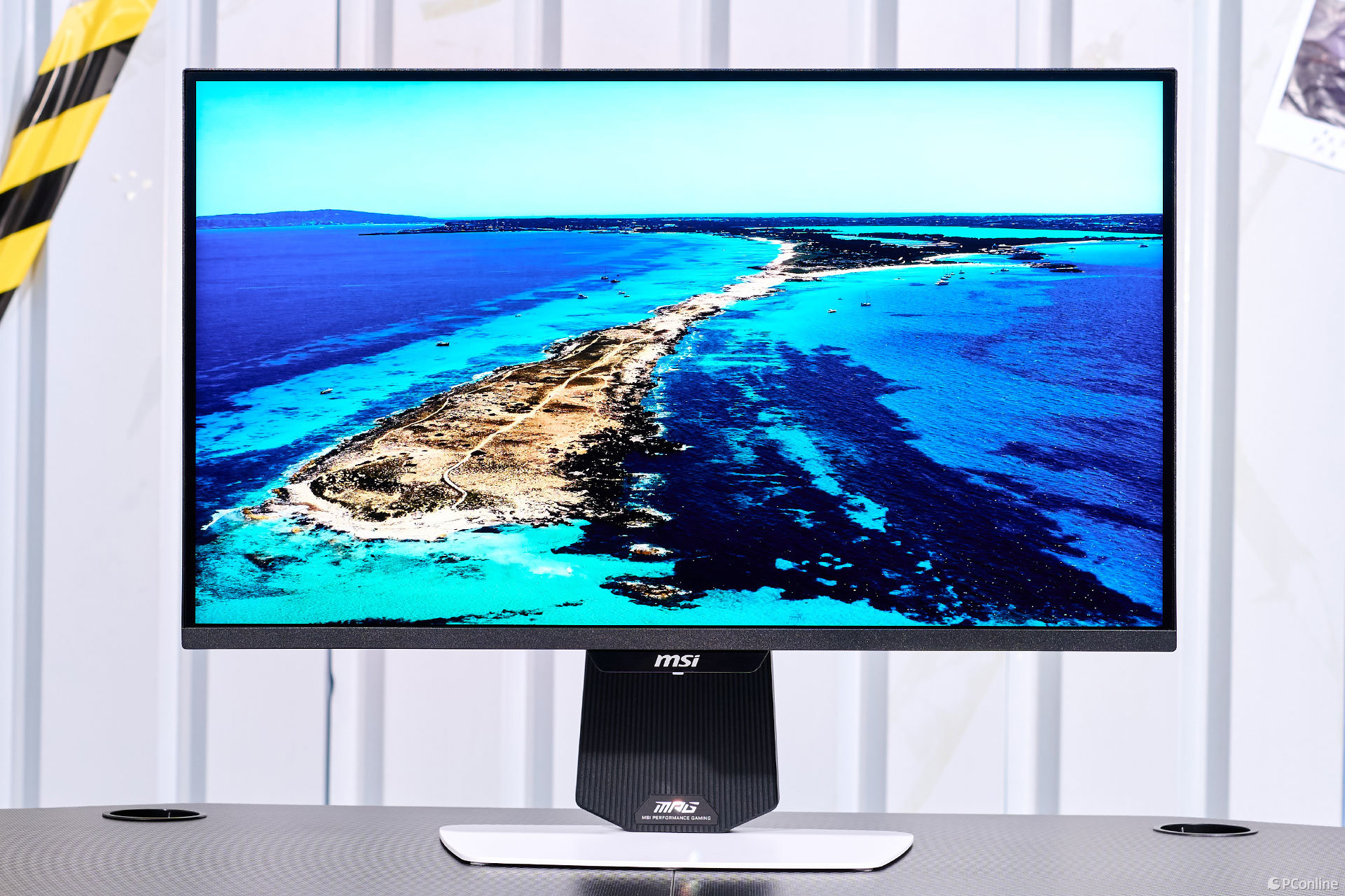 微星MPG 274URDFW E16M白龍圖賞：純白美學與硬核性能的視覺交響