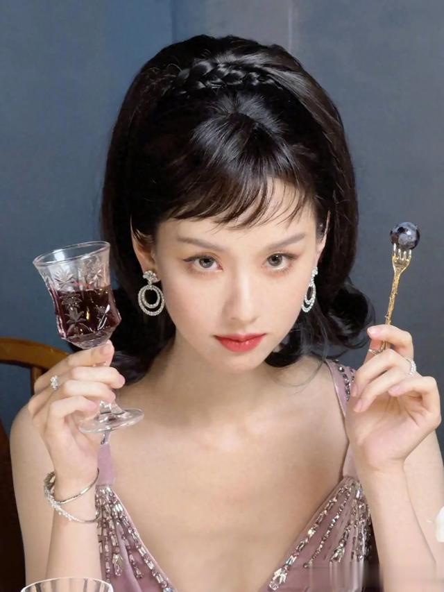 陈都灵微博电影之夜出图，紫色长裙加复古造型，美的像千金大小姐