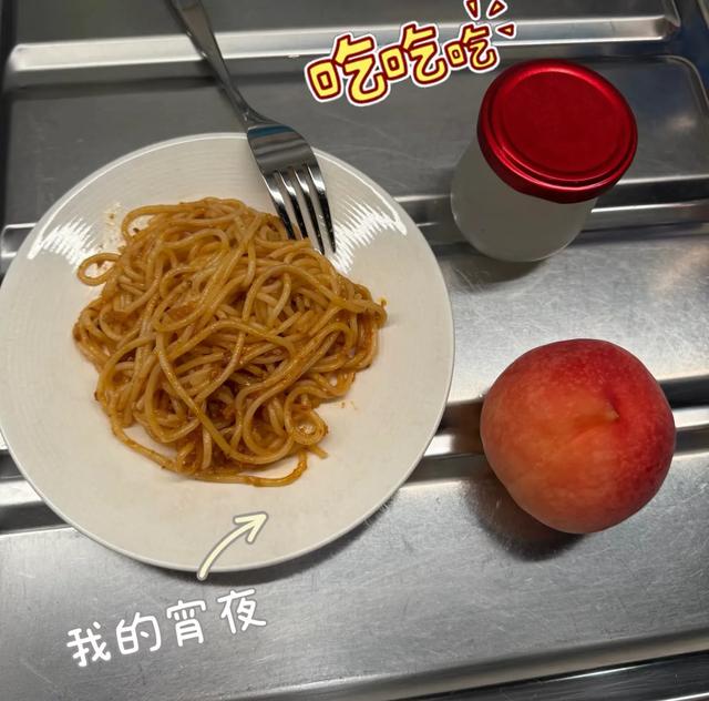 方媛晒孕期日常,穿针织裙孕肚微凸,陪两个女儿玩日常就是买买买