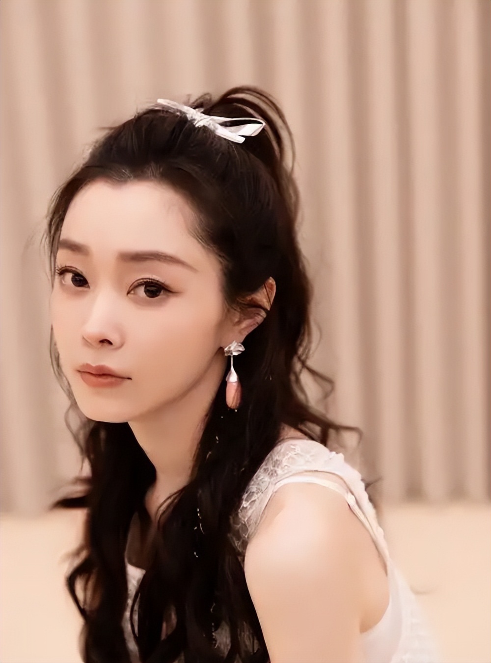 回应整容争议没48小时，央媒点名宋轶，没提网暴，却字字都在撑腰