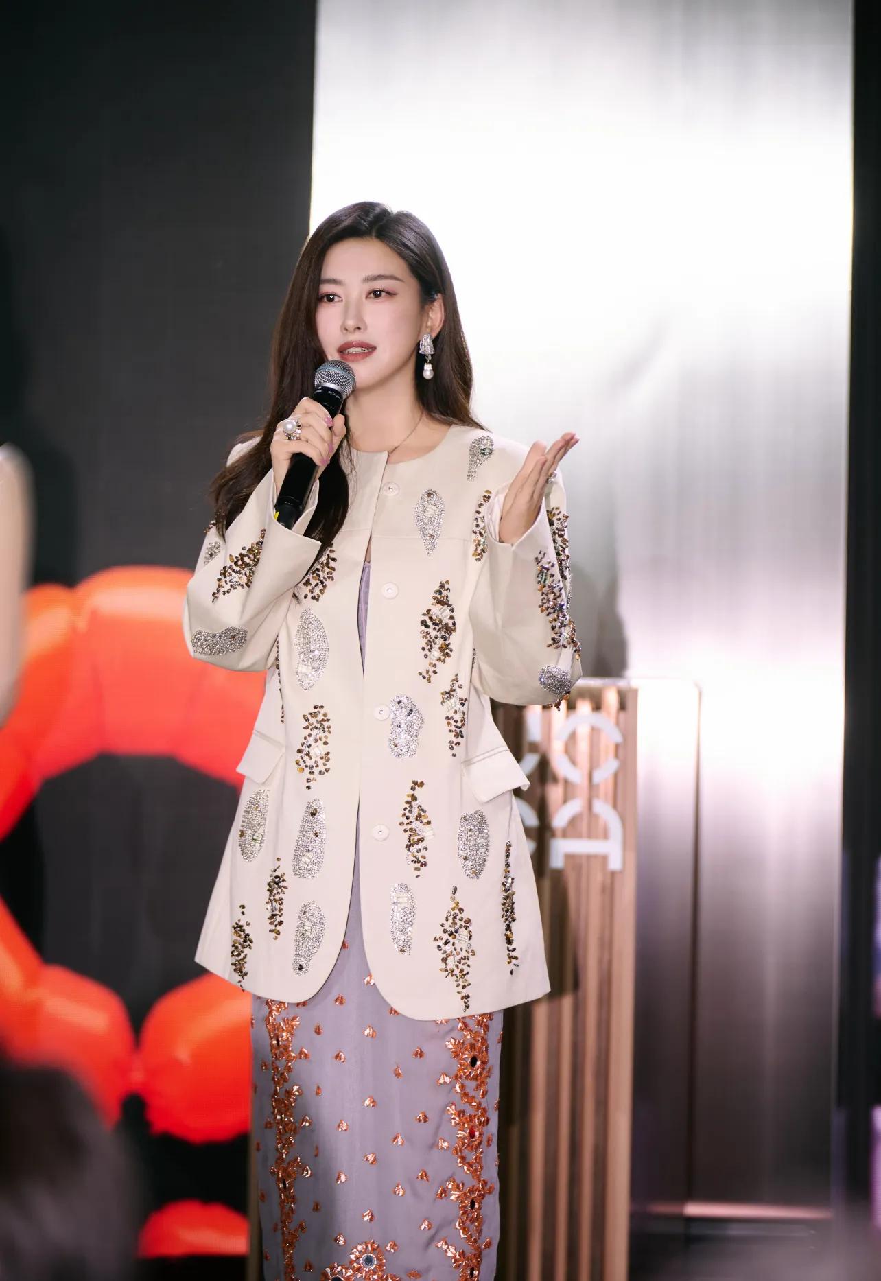 章泽天官宣新身份后,与朱珠同框!穿酒红色吊带裙,事业心藏不住