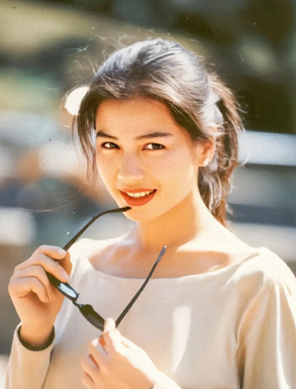 梁小冰鼻塌个矮算大美人吗?看她与袁咏仪的合照,就有答案了