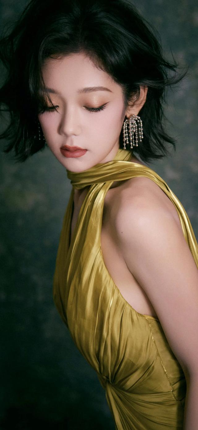 希林娜依高金色战袍深V美背壁纸，希林娜依高壁纸