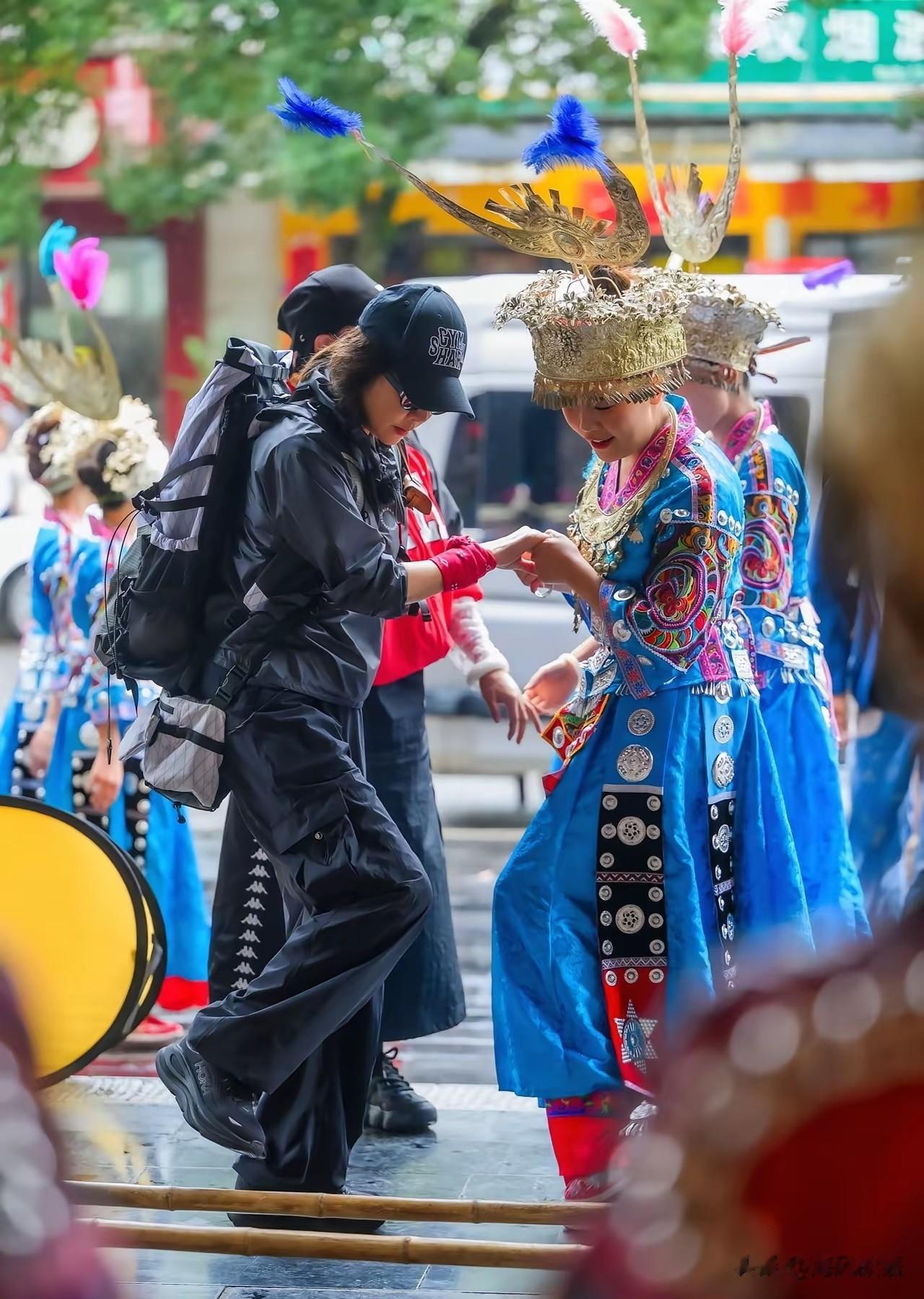 59岁刘嘉玲贵州游玩，随身挂颗鸡蛋引热议，背后习俗藏着满满暖心