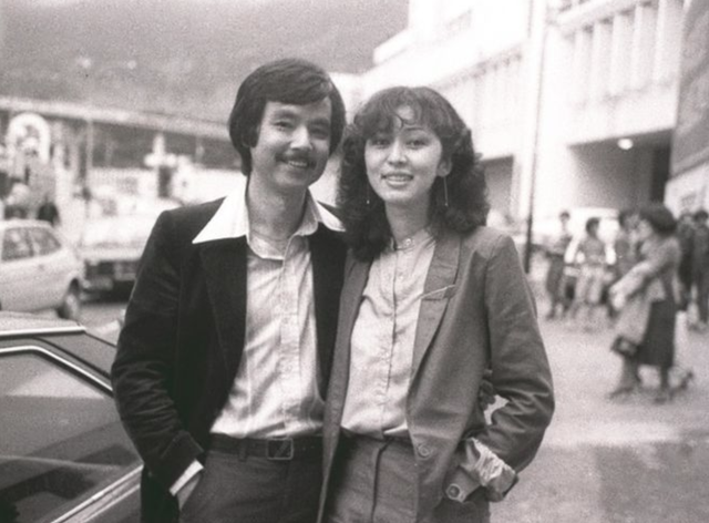 72岁港姐赴美拜祭李小龙兄长,墓前献花聊天,离婚30年仍有情有义