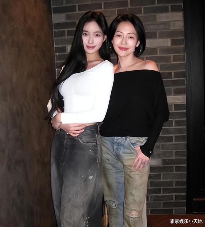 小S二女儿恢复娱乐圈工作，在化妆间跳舞，还模仿大S的动作