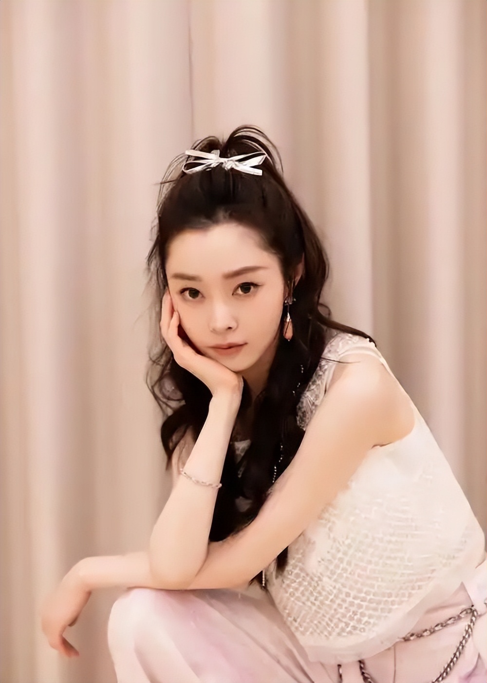 回应整容争议没48小时，央媒点名宋轶，没提网暴，却字字都在撑腰