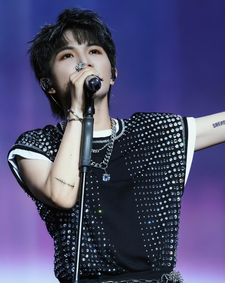 外交部发言人赵立坚“点名”,暴露周深真实处境,原来那英没说错