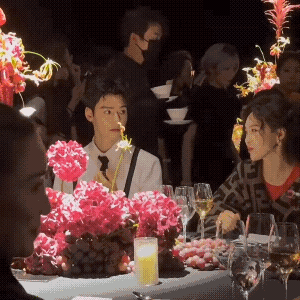 W主编搂着唐嫣，刘诗诗杨幂坐嘉人总裁身边，孙俪跟外国高管热聊