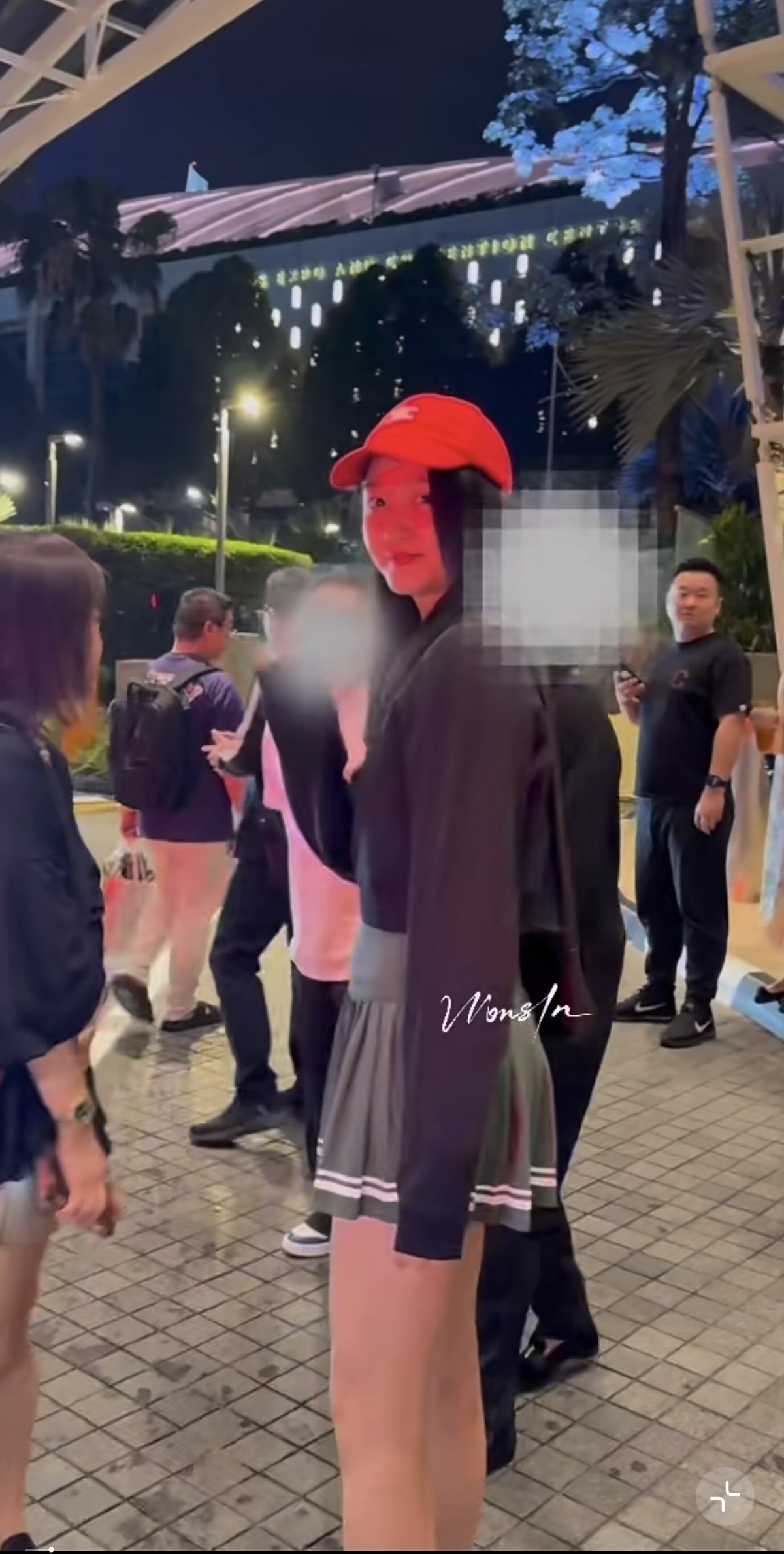 好瘦!关晓彤新加坡被偶遇,本人穿着超短裙,腿又细又长个子好高