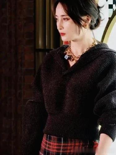 49岁蒋勤勤科技美后大回春!穿黑色针织衫+红格纹裤,高级又洋气