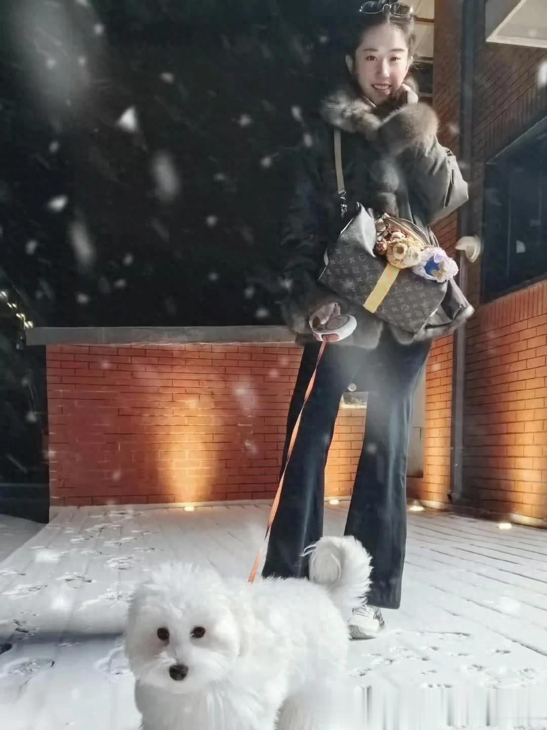 38岁刘亦菲更新与爱犬哈哈的新图！这状态怎么看都像18岁啊