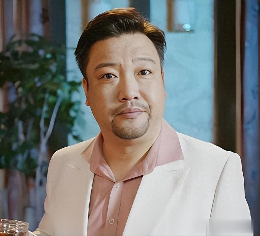 贾冰北京房子曝光,墙面掉皮斑斑点点显邋遢,没高档家具很接地气