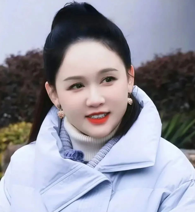 45岁陈乔恩现身南阳,喝牛肉汤配小油条,大口吃面毫无偶像包袱