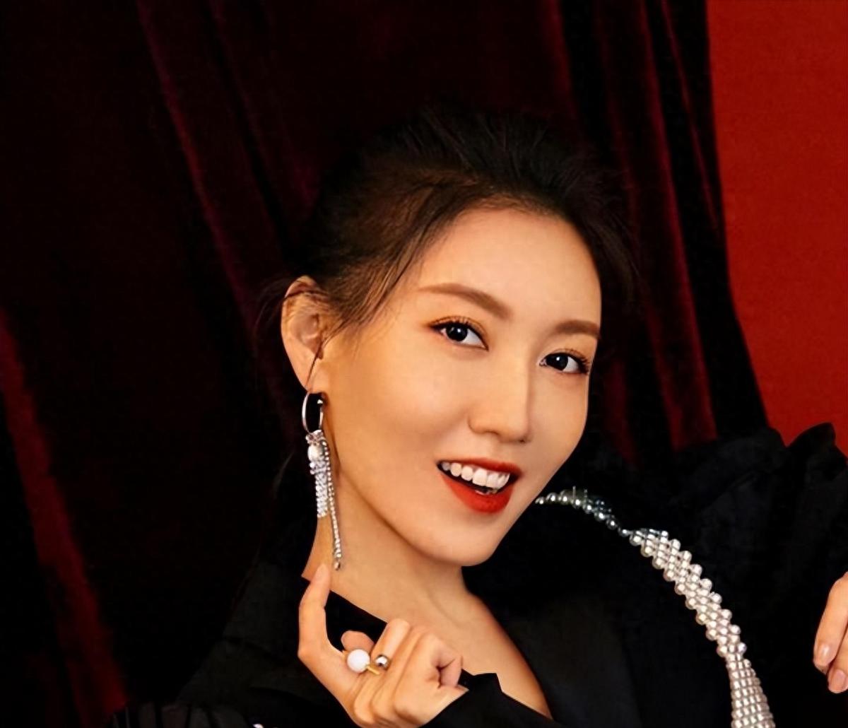 她是靳东“亲妹妹”，出道25年零绯闻，拒绝过苏有朋追求嫁普通人