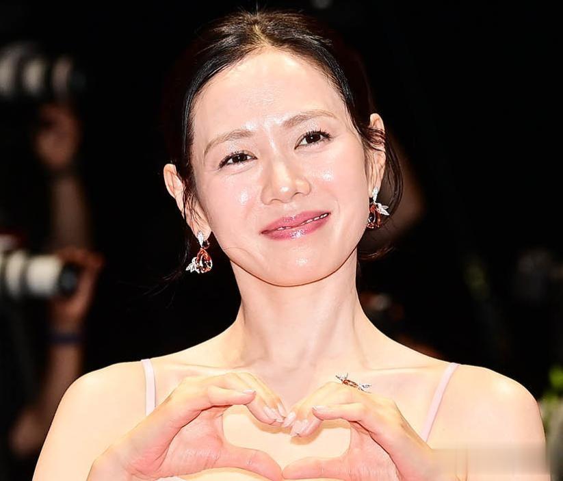 釜山电影节红毯生图：孙艺珍变沧桑，Lisa造型翻车，韩流愈发式微