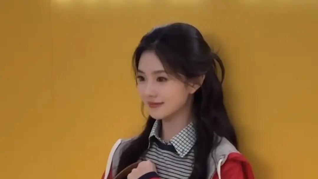 刘浩存深圳惊艳亮相MiuMiu活动，生图封神引全网热议