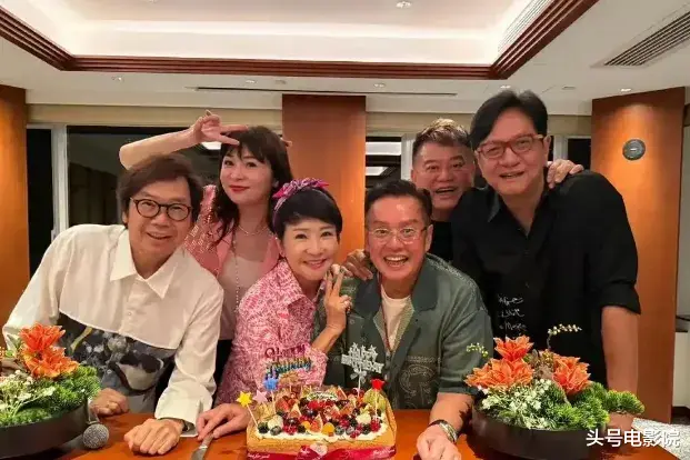 75岁谭咏麟私下视频流出,信息量大!陈百祥左拥右抱,衣服引热议