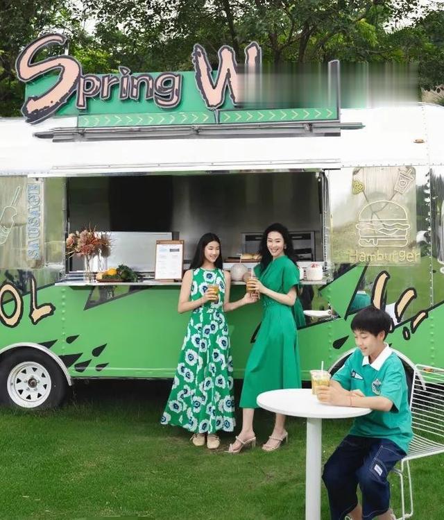 48岁演员苗圃带龙凤胎录宣传片，身材惊艳，11岁儿女颜值超高