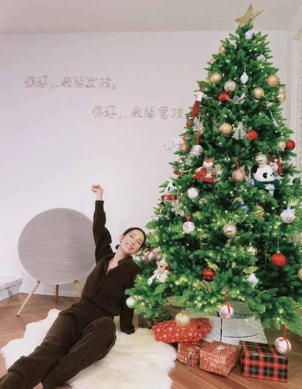 卢靖姗晒圣诞节美照！穿棕色毛衣配红色高跟鞋，生二胎后气质更绝
