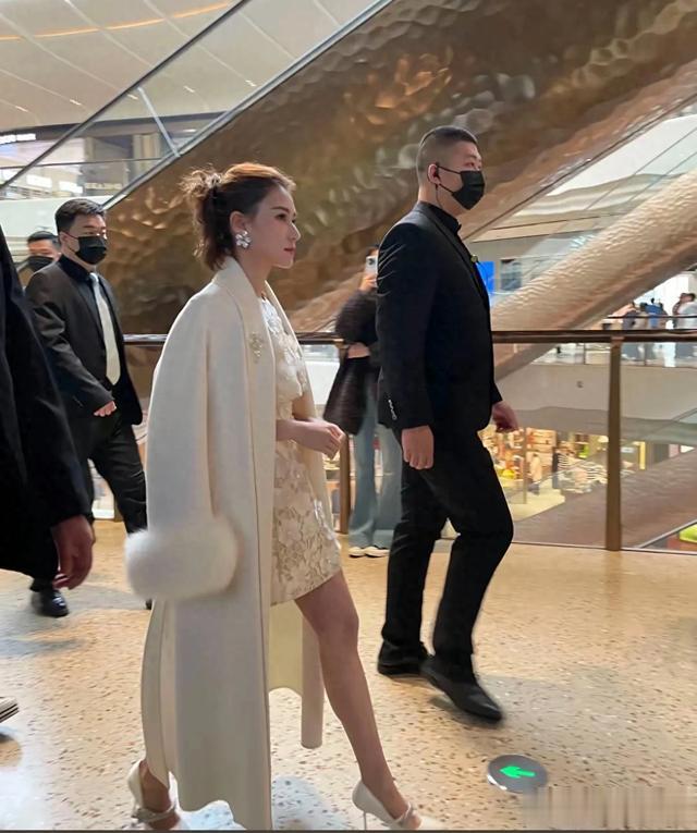 何超莲妇女节现身西安,身披风衣,豪门千金出行,大群保镖随行