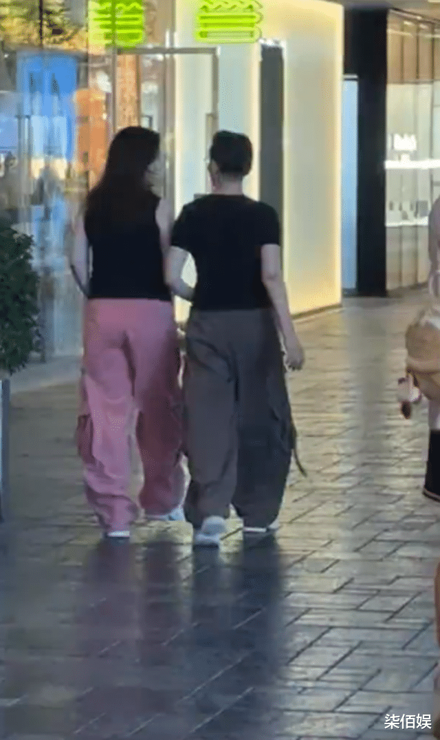 宋丹丹一家五口逛街，和儿媳边走边聊处的像闺蜜，70岁老伴好时尚