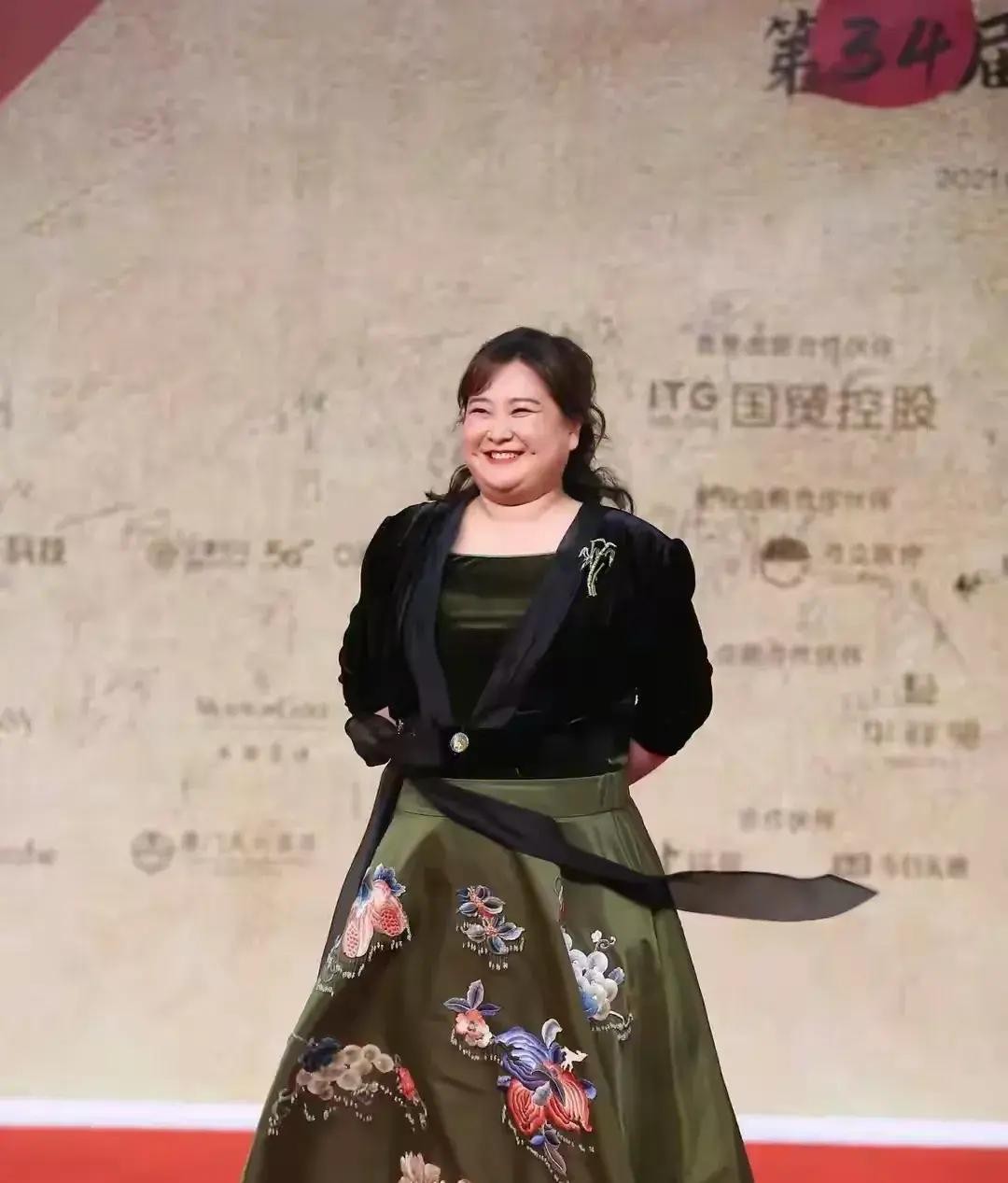 贾玲为张小斐庆生！本人没复胖目测100斤，私下没架子超级好相处