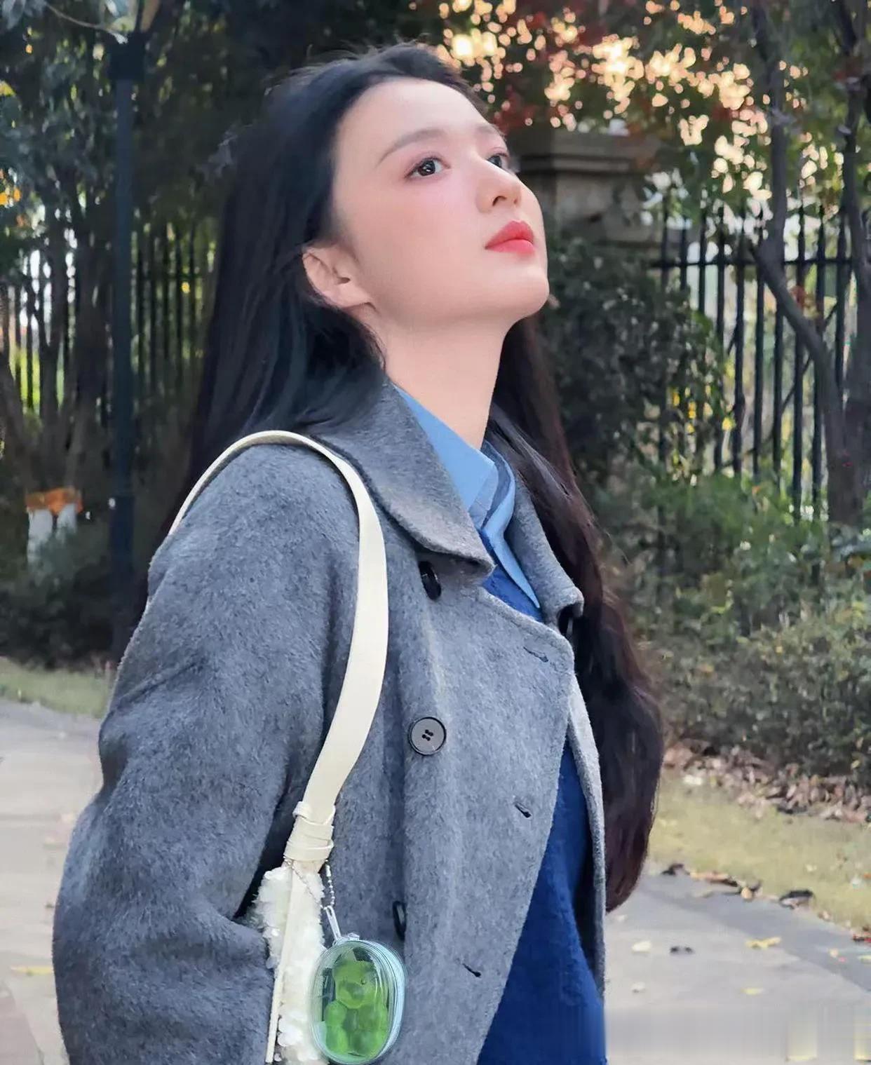 王楚然真是穿搭高手!灰色大衣+蓝衬衫+毛衣,时髦又高级!