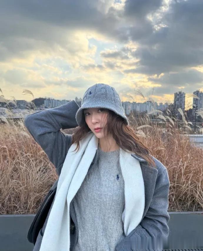 郑秀晶带火灰色“老钱风”，灰色羊角扣大衣搭针织衫，时髦又高级