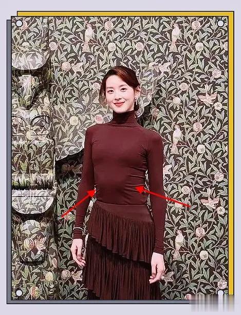 章泽天伦敦看展,打扮时髦,肋骨外翻引热议,网友:像四个胸!