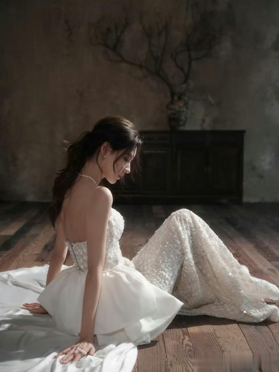 张予曦银闪裙:碎钻裹身,光影里漫开柔媚氛围感