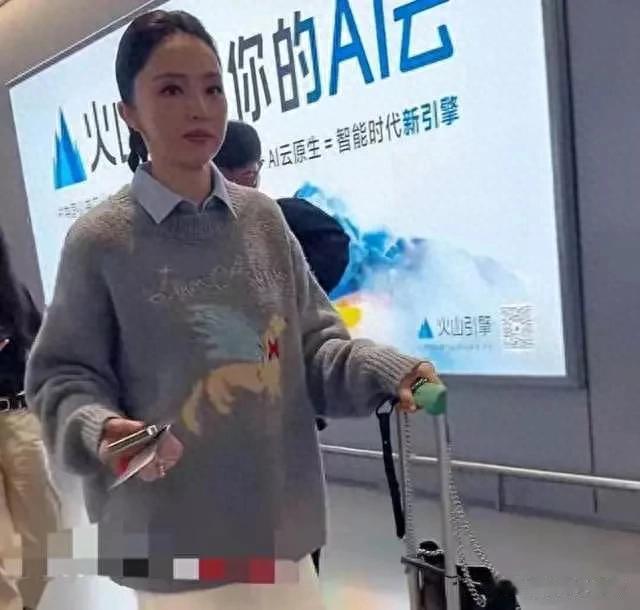 董璇回北京在机场被拍，网友第一反应：感觉她怀孕了