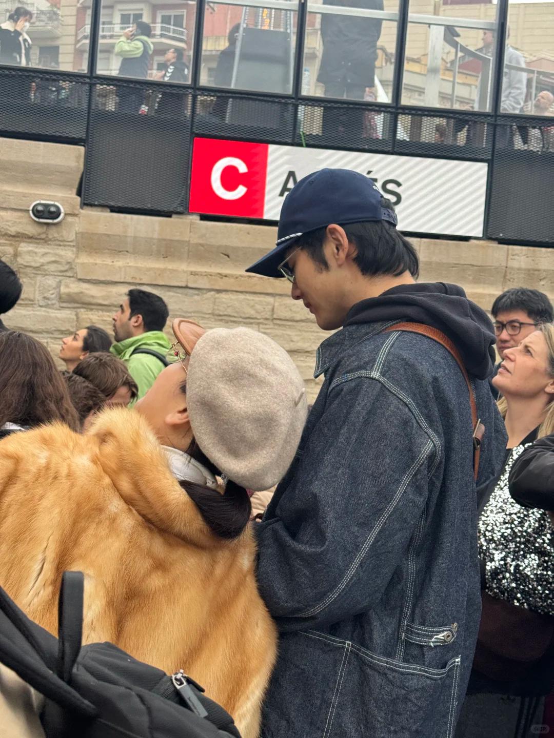 金莎携小男友现身英国，皮草配奶奶帽显老气，孙丞潇看她一脸宠溺