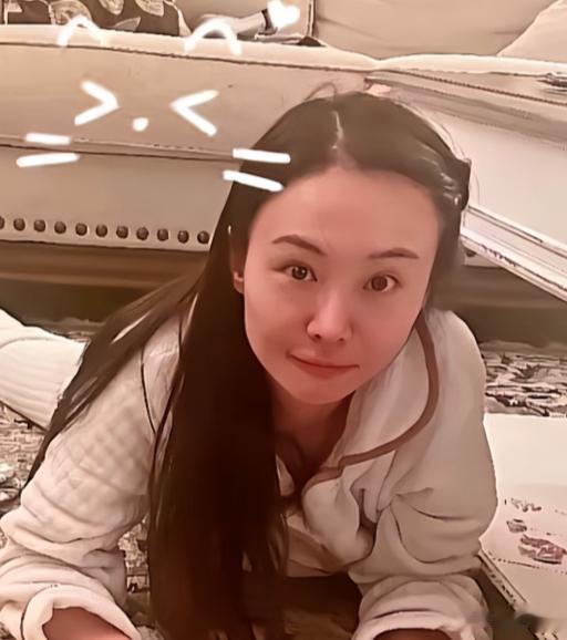 35岁郑爽美国照流出:欠债9000万却“躺平”养狗?日子过得太滋润