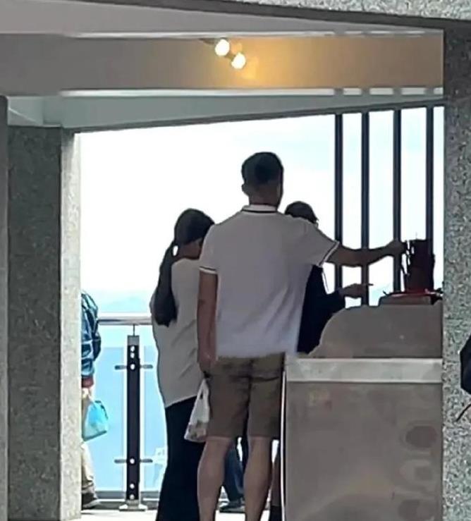 汪小菲带家人祭拜大S！小玥儿背影引关注，寺庙祈福引发热议