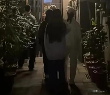 玥儿正脸像爸，鼻梁高挺单眼皮，托腮动作像极了当年大s