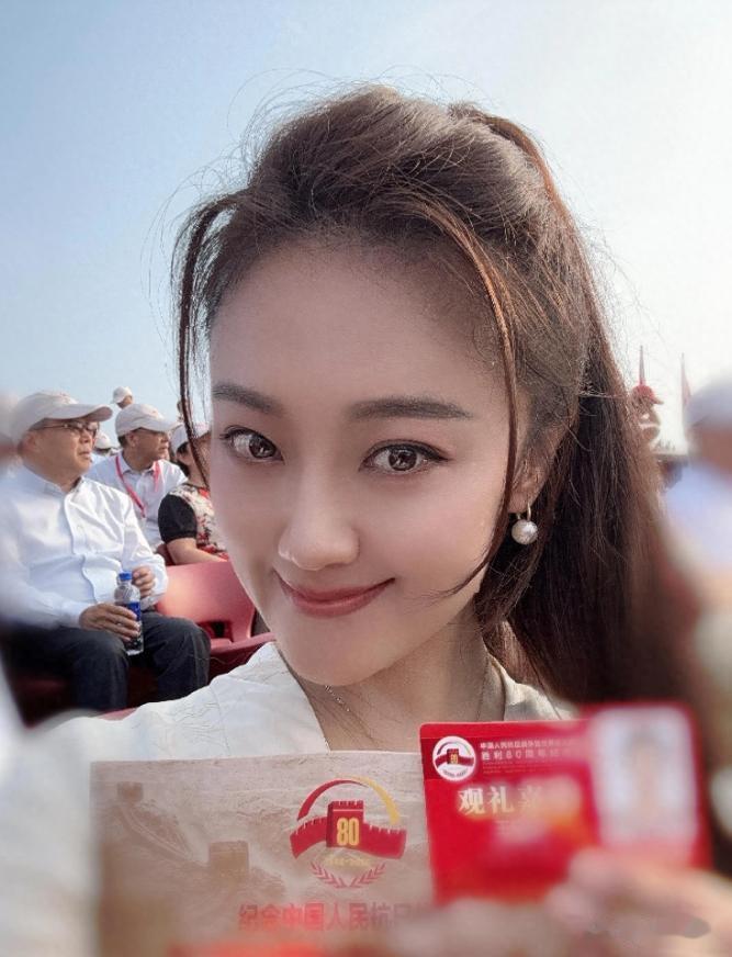 王小玮受邀现场观礼九三大阅兵，穿中式套裙戴珍珠耳环美得耀眼