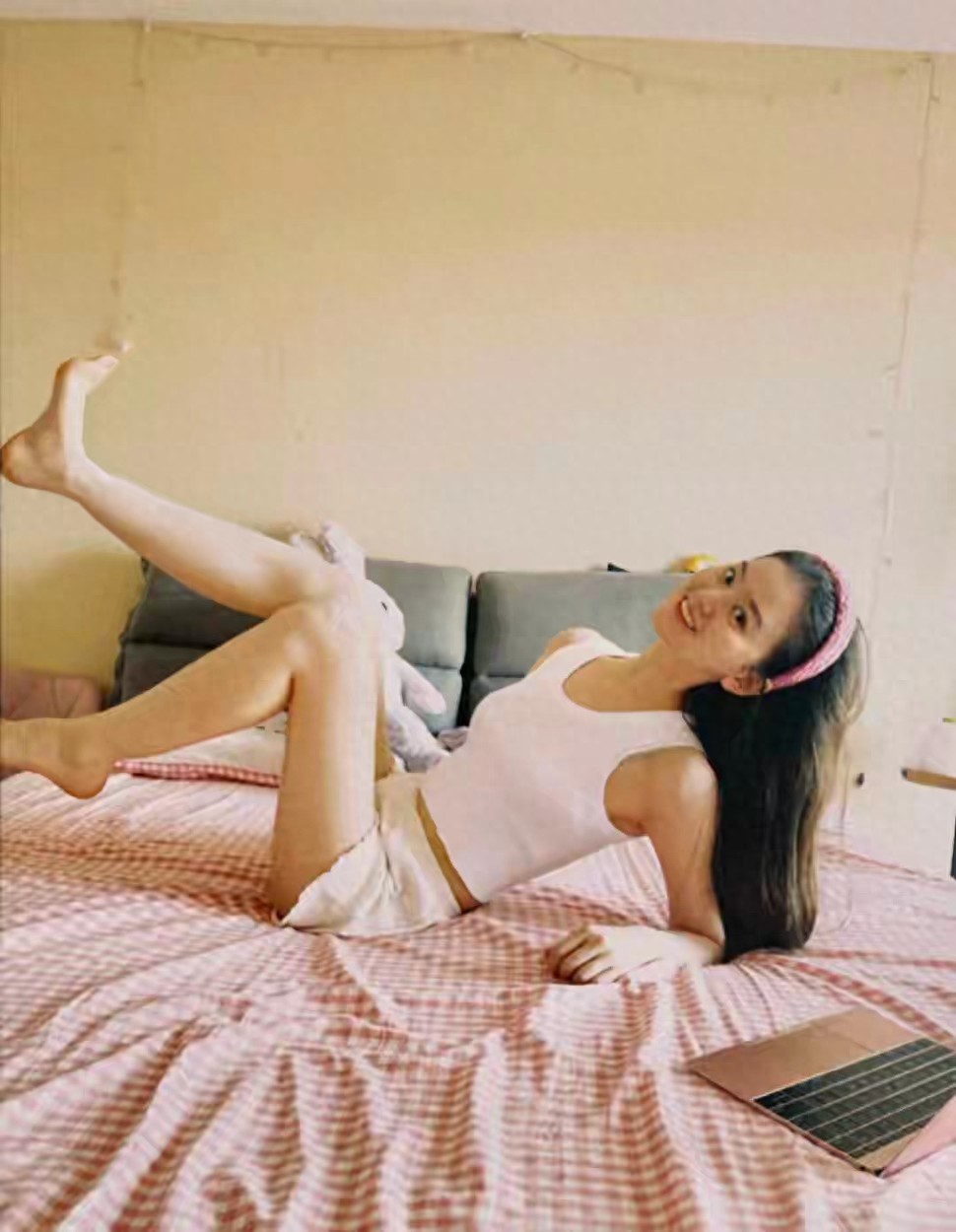 新生代演员刘媛媛长腿美照！