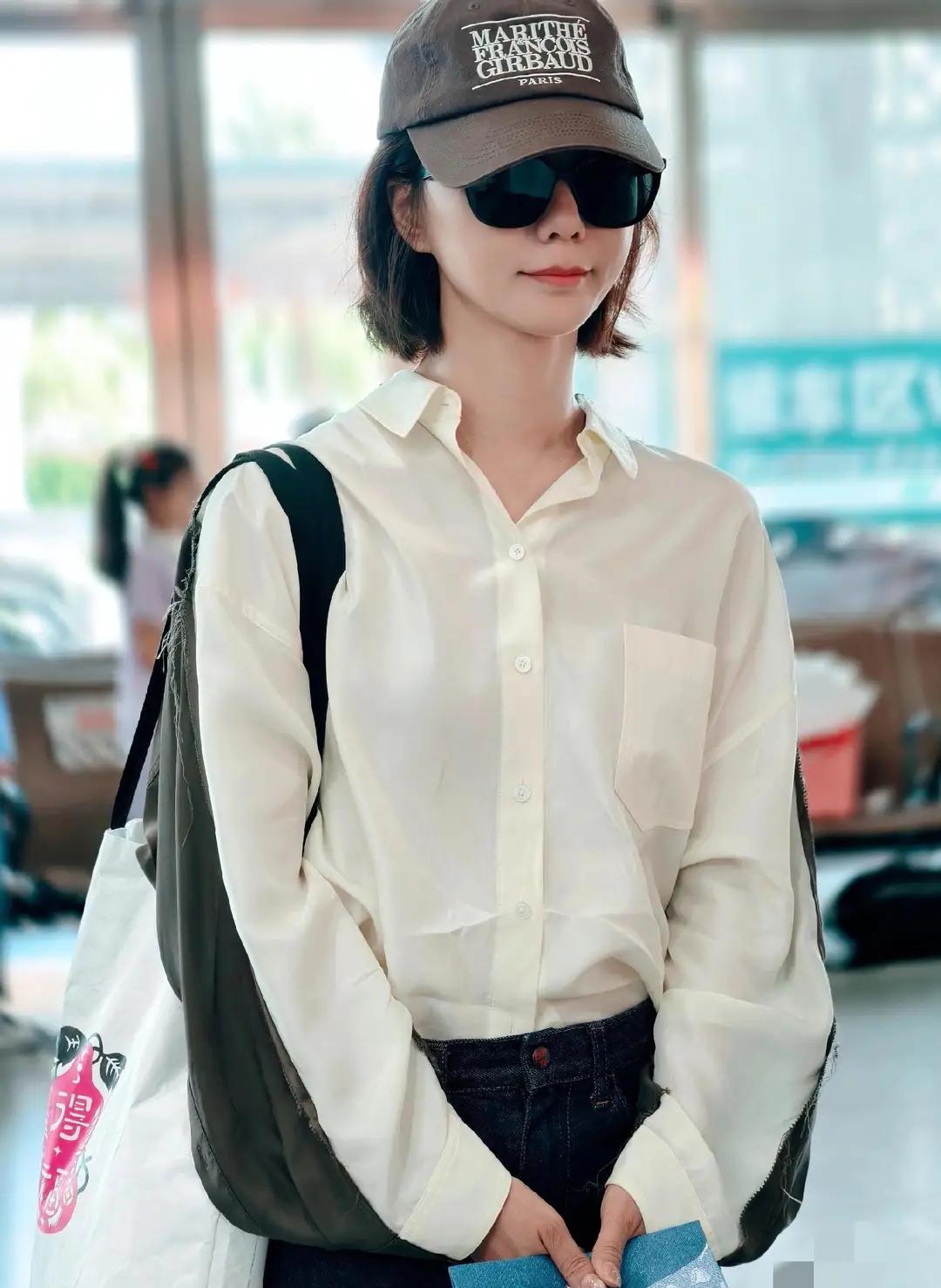 王珞丹现身机场，简约穿搭尽显松弛气质