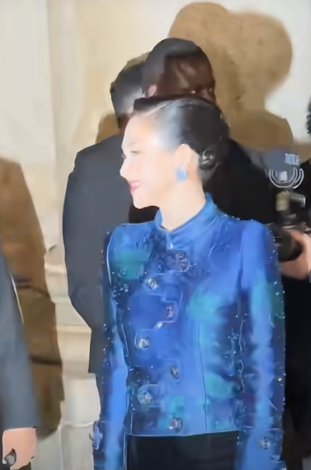 章子怡亮相米兰时装周,蓝色渐变刺绣外套搭盘发,美出新高度