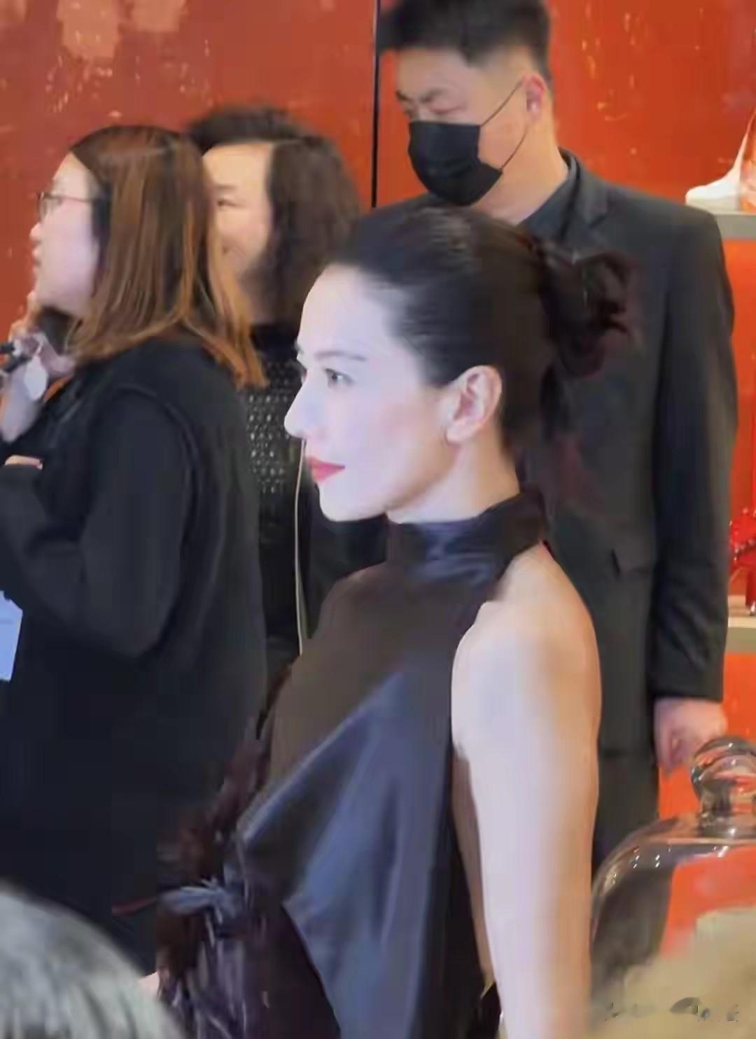 高圆圆初冬造型太绝,贴头皮发型暴露骨相,美背一露直接美出圈