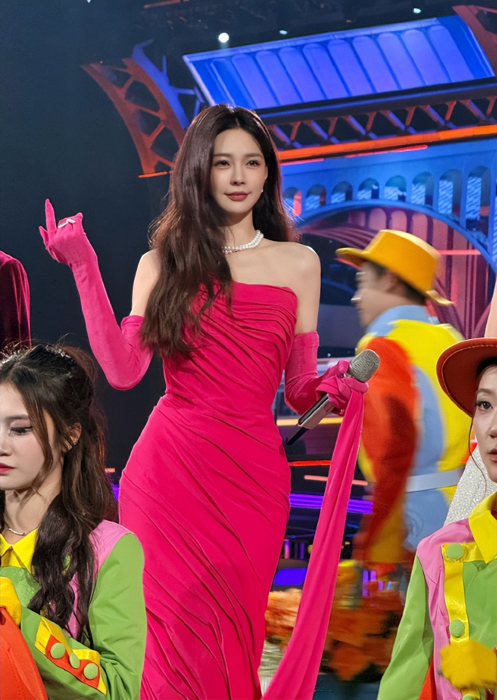 跨年晚会镜头好真实，明星全露怯，戚薇脸僵，陈都灵肿，朱迅怎么长这样了