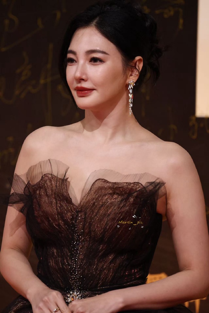 张雨绮红毯现场生图，这气场绝了