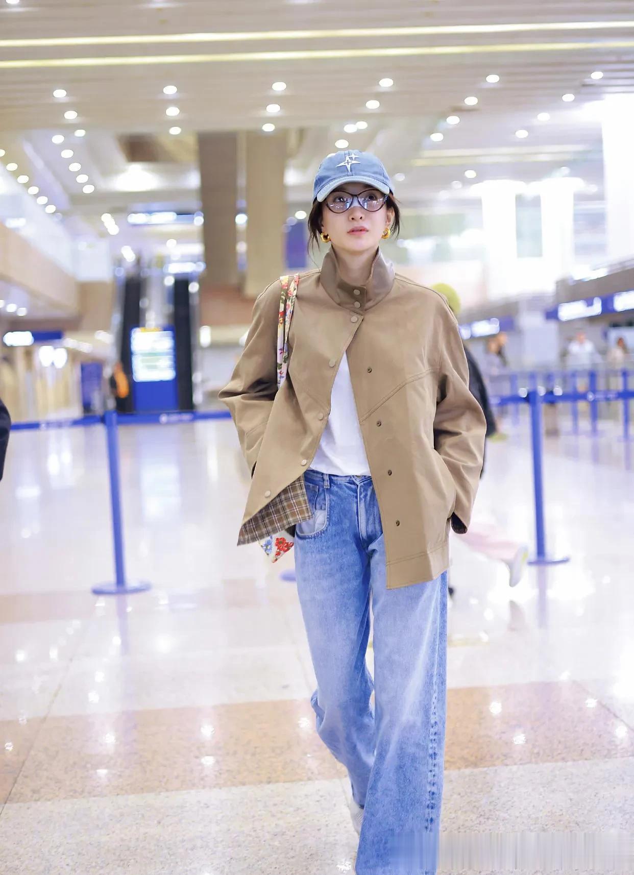 江疏影机场私服真时髦！卡其色风衣+牛仔裤+棒球帽，减龄又高级！