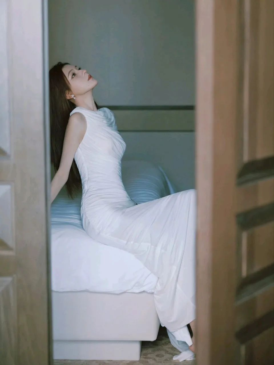 予曦｜白色长裙好身材毕现