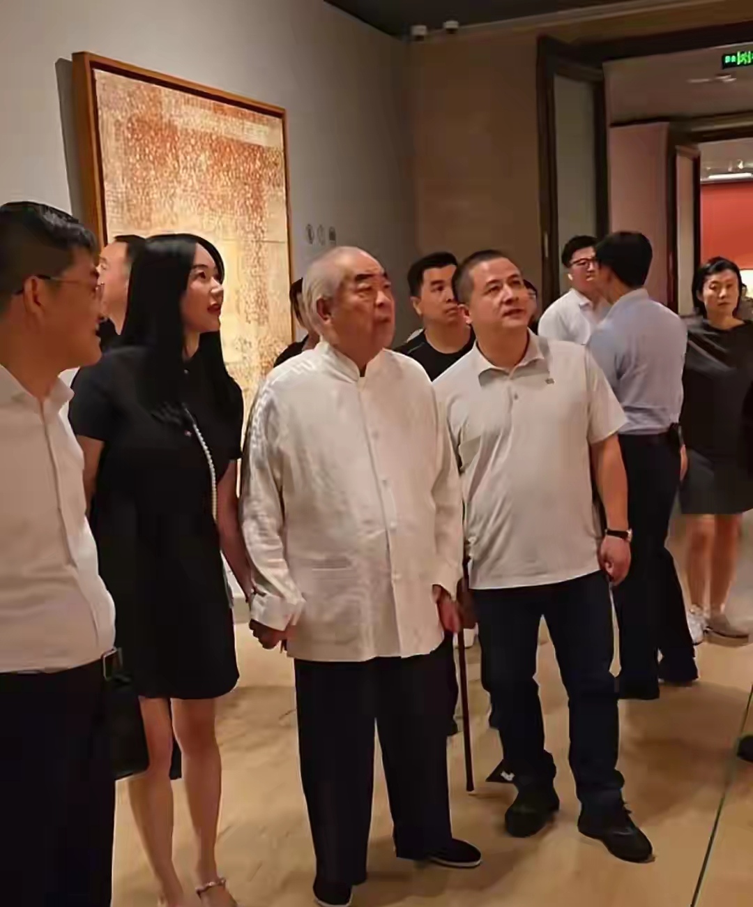 范曾和徐萌难舍难分，作画也得牵手！7月份还在豪宅，穿布鞋惹眼