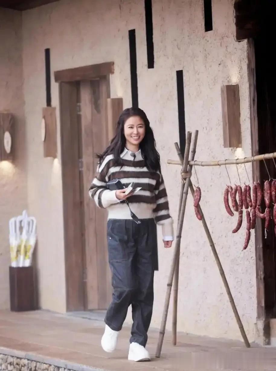 49岁林心如增肥后美得更高级，羽绒服+阔腿裤好减龄，差点认不出